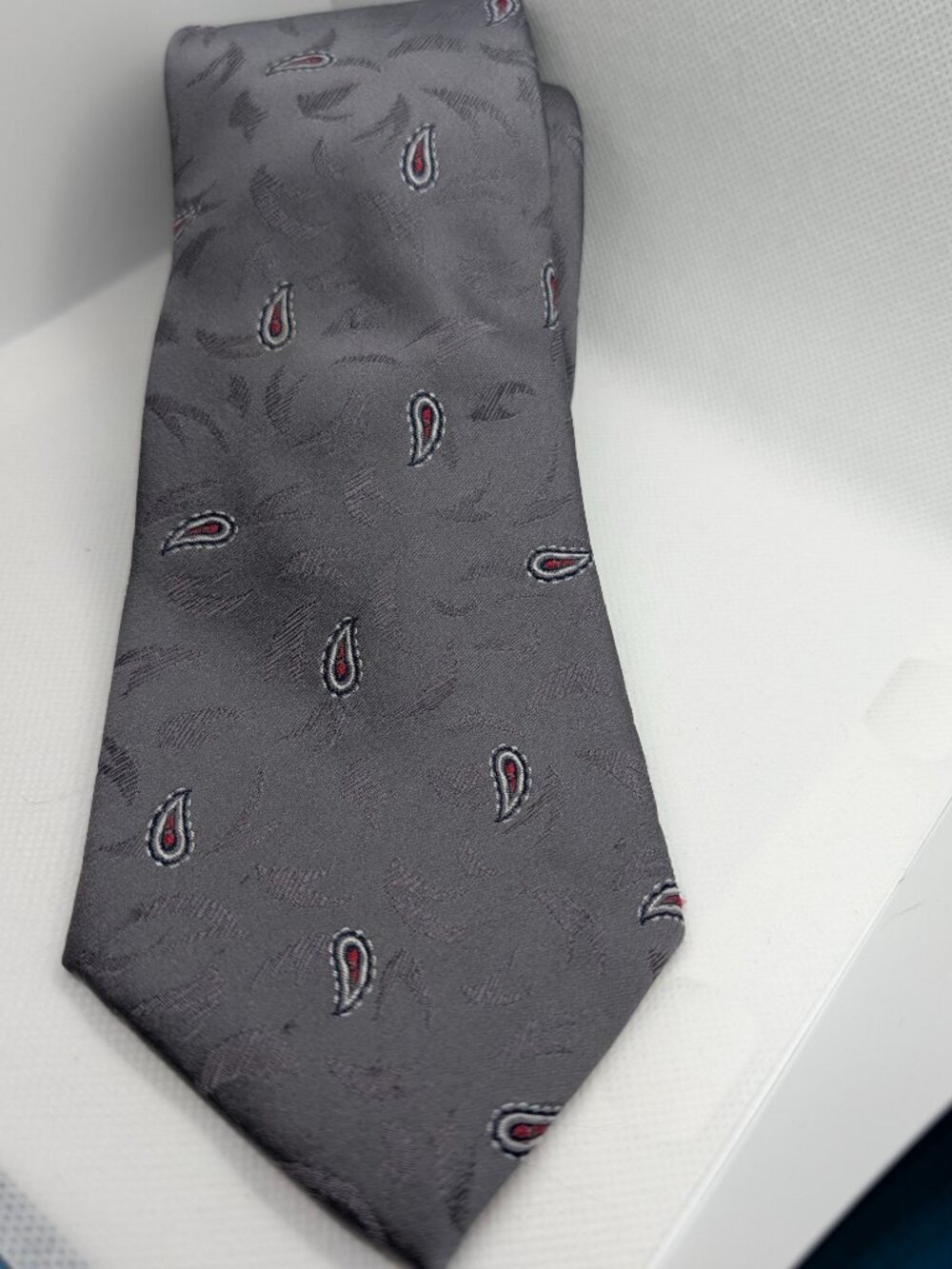 Windridge Textured Gray Maroon Paisley tie 57" x 4" Silk Poly Blend